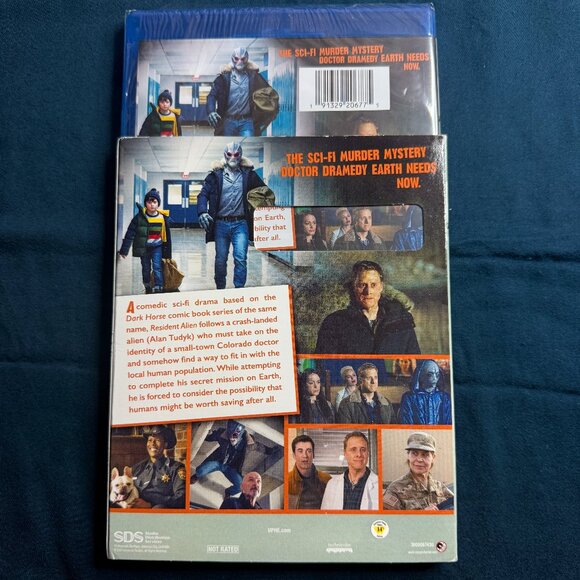 Resident Alien - Season One - Blue-ray - Picture 2 of 3